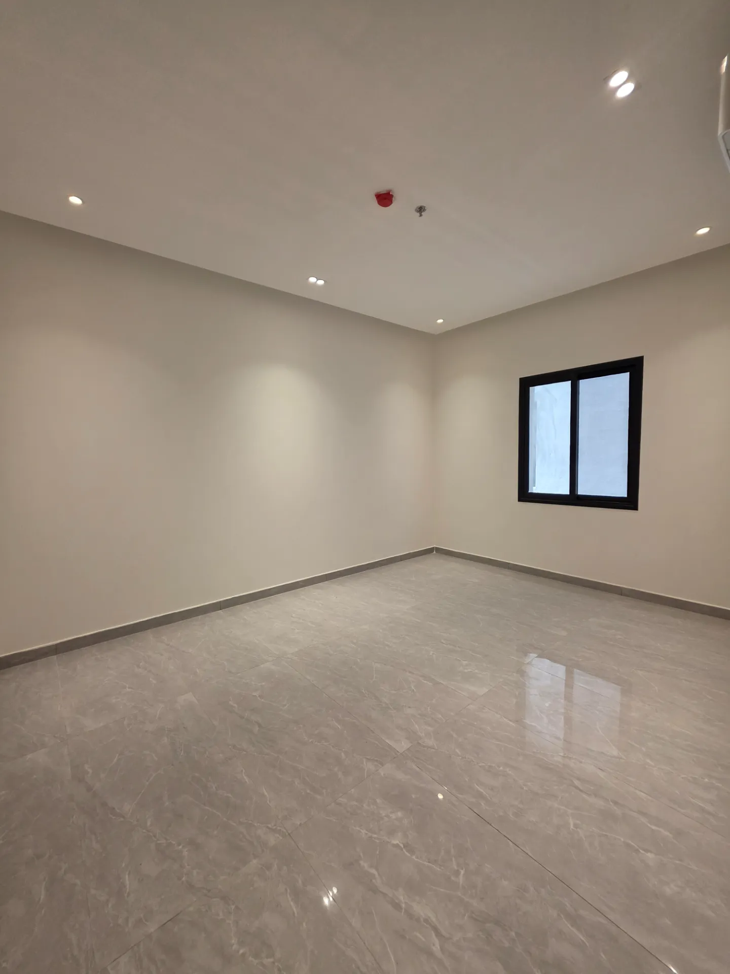🏡 Spacious 3-Bedroom Apartment | Drawing Room | American Kitchen | Sea View | Full AC | 2 Elevators | Third Floor | Al Khobar thumbnail 8